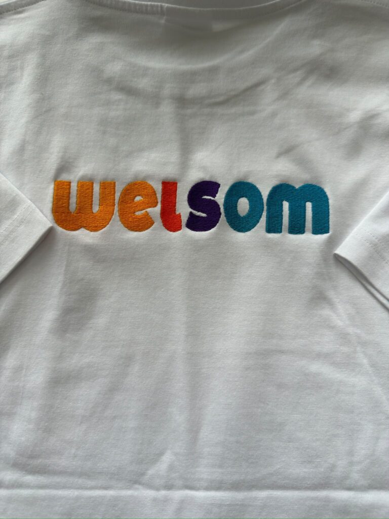 t shirty z haftem logo