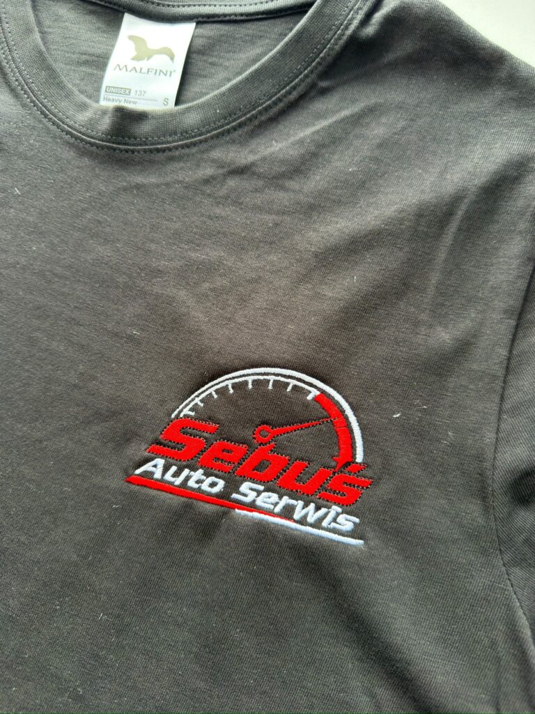 T shirty z haftem logo