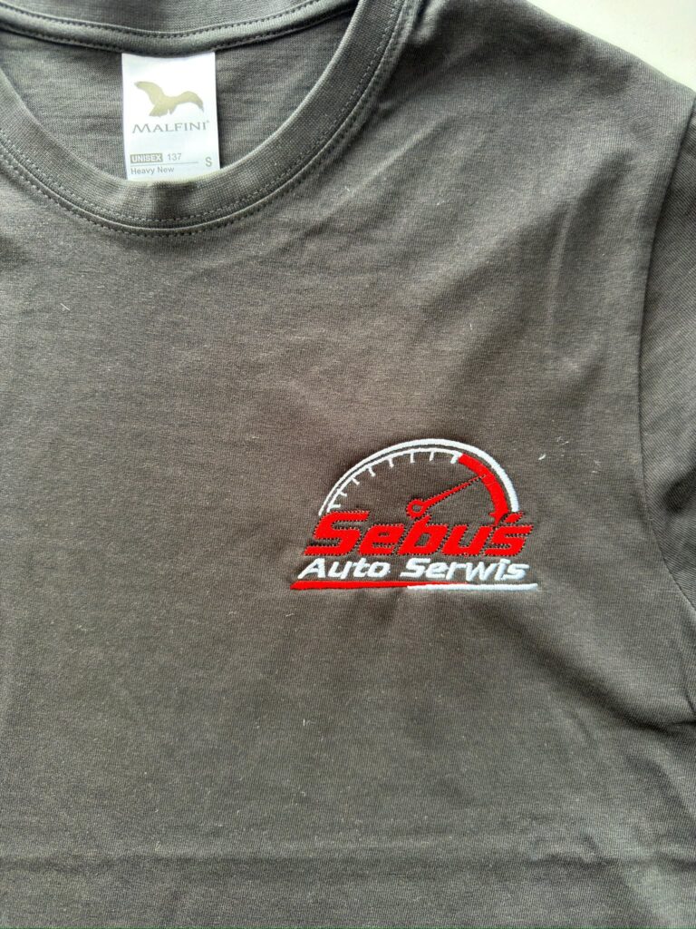 T shirty z haftem logo