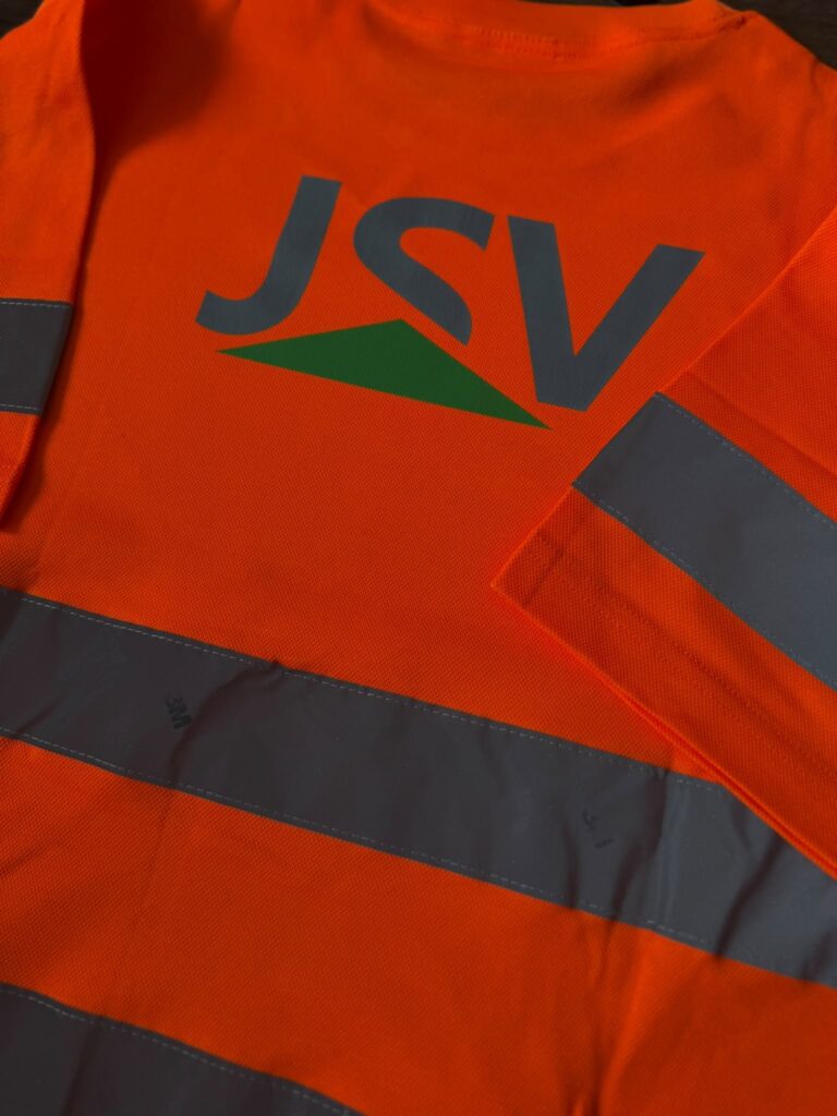 t shirty z haftem logo