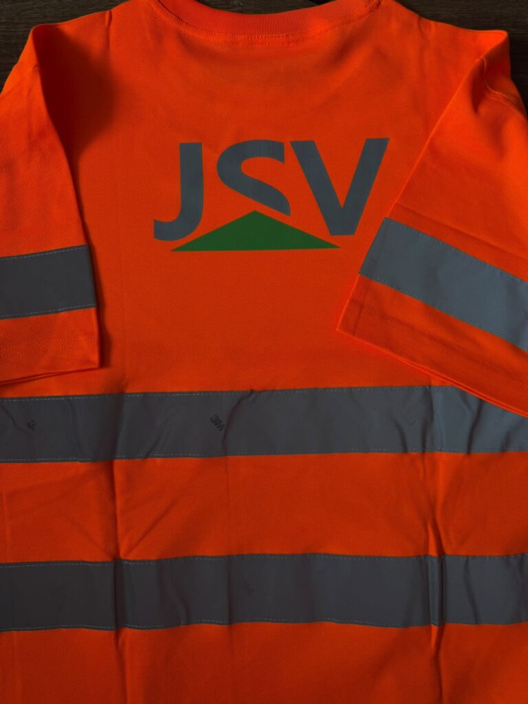 t shirty z haftem logo